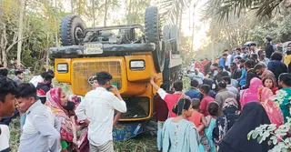 নওগাঁয় ট্রাক চাপায় নিহত ১, আহত ৩